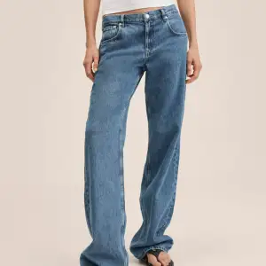 Mellanblå lågmidjade jeans från Mango i storlek S, använda en gång så i jättefint skick. Säljer då de är för små för mig❣️
