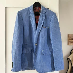 Linne kavaj - Säljer min linnekavaj som jag vuxit ur. Kavajen är en blå linnekavaj från zara i storlek 48 med bra skick.