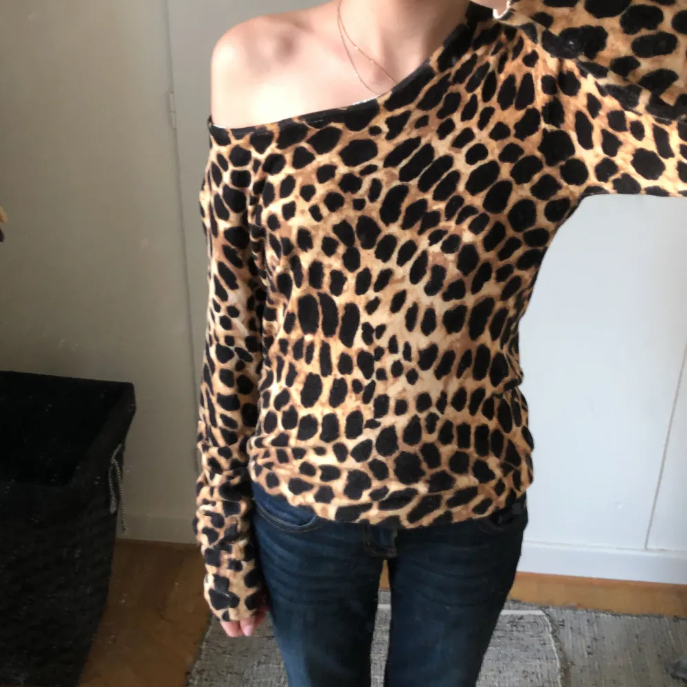 Långärmad tröja med leopard print. Skulle tro att storleken är ungefär L men Passar fint som en off one shouldertröja för mig som ofta bär XS. Tröjor & Koftor.