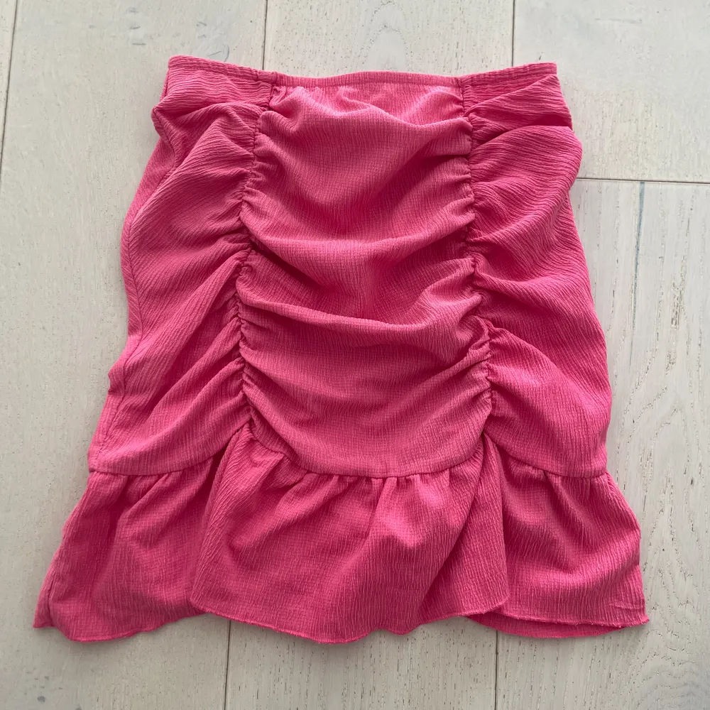 Rosa kort kjol som är uttöjbar med resår i midjan. Kjolen är från Gina Tricot och är i bra skick. 🩷🎀. Kjolar.