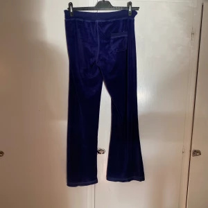 Flared velour sweatpants - Supermjuka, bootcut och så fin färg Skriv om ni har frågor, vill ha fler bilder eller har prisförslag💕