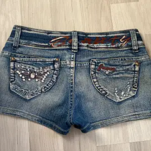  Super snygga low waist jeans shorts med fjärilar med massa fina små detaljer på bak fickorna och även fram samt coola sömmar 🌟