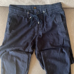 Hugo boss byxor  - Hugo boss byxor i fint skick. Använda fåtal gånger. Inga skador och inga defekter. 8/10 skick