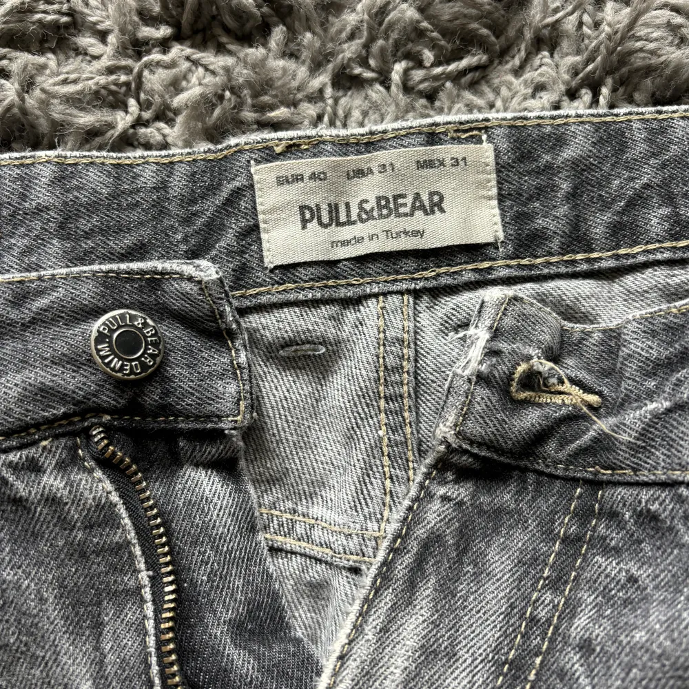 Säljer ett par Pull&Bear Jeans som jag inte längre använder. Dom är lite slitna vid fickorna och kanterna längst ner annars är de bra skick  Skick 5/10 Storlek: 40 Priset kan diskuteras  . Jeans & Byxor.