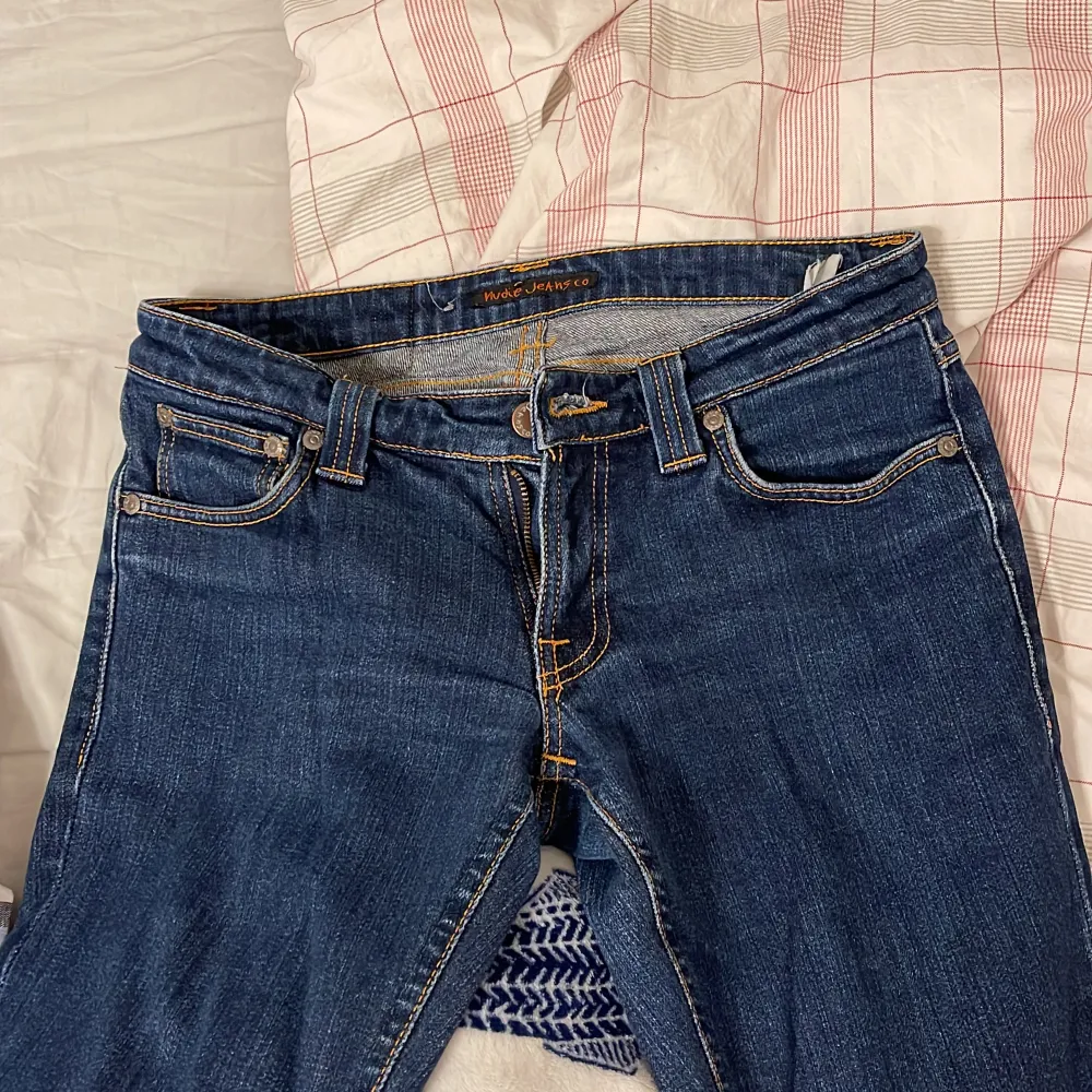 Låg midjade bootcut jeans från Nudie jeans i topp skick 😋😋 jag är 165. Jeans & Byxor.