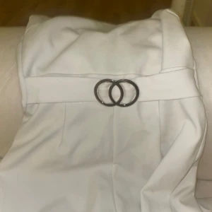 Jumpsuit - Vit jumpsuit med gulddetalj i midjan. Varit en favorit så den är använd 😊🦋🩵 Passar S, köpt på SALT! 