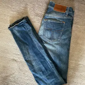 Säljer nu dessa tiger of Sweden jeans i nyskick. Modellen är 180cm. Bara att höra av er vid frågor eller funderingar.