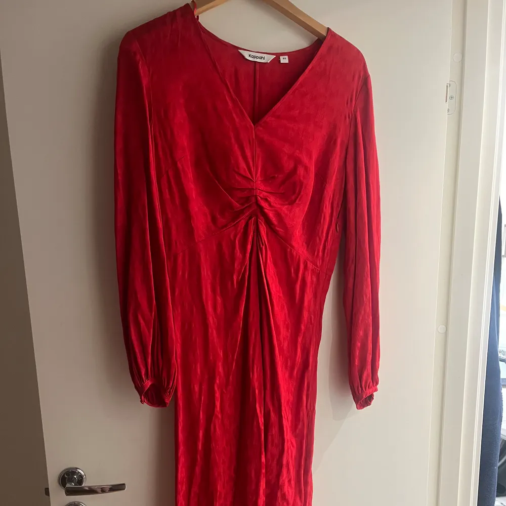 Fin röd klänning ifrån kapphal, extremt fin till jul och nyår. Därav köpet, men nu känner jag att den inte riktigt är min stil på klänning längre. Hoppas att någon annan kan få nytta av den❤️❤️. Klänningar.