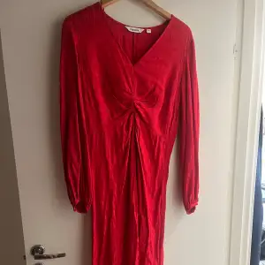 Fin röd klänning ifrån kapphal, extremt fin till jul och nyår. Därav köpet, men nu känner jag att den inte riktigt är min stil på klänning längre. Hoppas att någon annan kan få nytta av den❤️❤️
