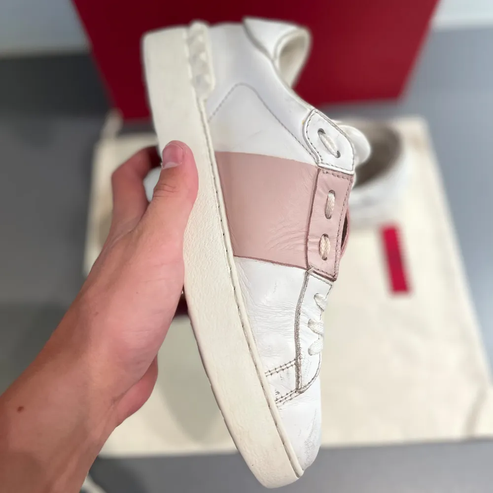 Hej! Säljer nu dessa sjukt snygga vita Valentino open skorna med en rosa kontrastfärg. Okej skick, anvädna. Storlek 39 men passar 0,5-1 storlek större. Tillkommer skopåse & kort. Kan frakta eller mötas upp i Kungälv. PM 📩för fler frågor/bilder :). Skor.