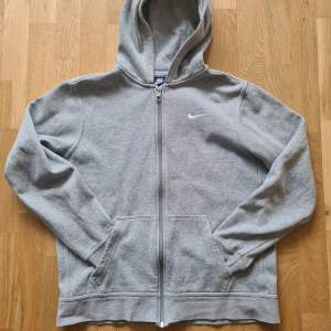 NIKE Hoodie  Säljer 1 st grå nike hoodie i strl XL barn  (13-15 år) 158-170 cl.  Väldigt fint beg skick. Hel och ren, inga hål ej tvättpåverkad. Djur & rökfritt hem.