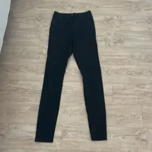 Svarta långa skinny jeans. Har används ett fåtal gånger och är i bra skick. Storlek M/L34. Köpta från zalando.