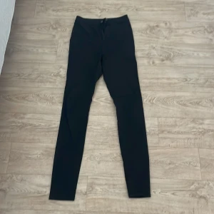 Långa svarta skinny jeans - Svarta långa skinny jeans. Har används ett fåtal gånger och är i bra skick. Storlek M/L34. Köpta från zalando.
