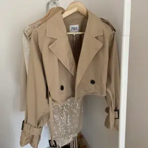 Säljer min fina cropped trench coat från Zara. Jackan är använd endast ca tre tillfällen och är i storlek small (jag brukar ha storlek 34 generellt) Jackan är i mycket fint skick. 