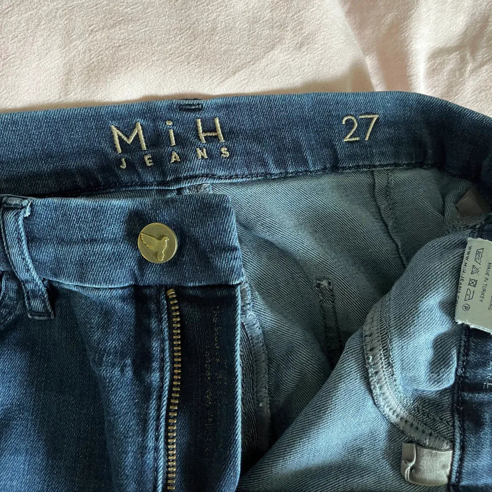 Så snygga lite mörkare jeans. Från märket Made In Heaven, nypris 2200kr. Köpa i London. Storlek 27 i midjan och 34 längd, jag är 172 och bär vanligtvis S/M men dessa är väldigt stretchiga. Ett hål mellan benen som ni ser på bilden, syns ej. Jeans & Byxor.