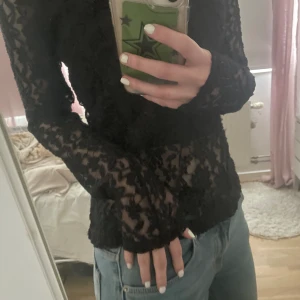 Spets topp/tröja   - En jätte fin svart blommig spets blus!