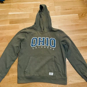 Hoodie - Mörkgrön hoodie, bra skick köpt från lager 157 för 400kr. Använd 2-3 gånger. Fler bilder kontakta mig. 