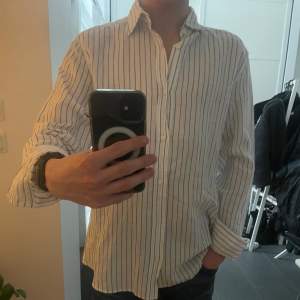 Säljer denna randiga (blå/vit) linneskjorta  från zara. Storlek S relaxed fit. Nyskick aldrig använd. Nypris ca 600 mitt pris 229