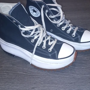 Converse runstar hike  - Ett par jättesnygga converse runstar hike i strl 40.5. Använd ett fåtal gånger och är i mycket bra skick. Säljs för att de är för små. Nypris 1300 kr. Pris kan diskuteras vid snabb affär. Köparen står för frakt