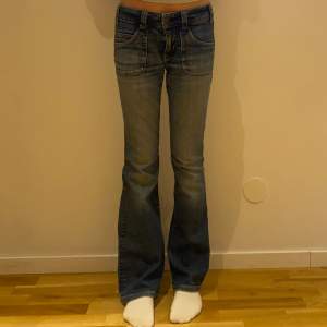 Jeansen är lite slitna, midjemått är ca 38-40cm och innerbenslängd är  ca 78cm.