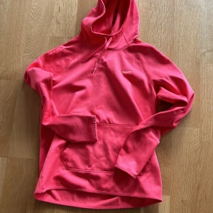 Dri-fit funktionshoodie Nike - Hoodie från Nike i fint skick. Korallröd (ej orange).