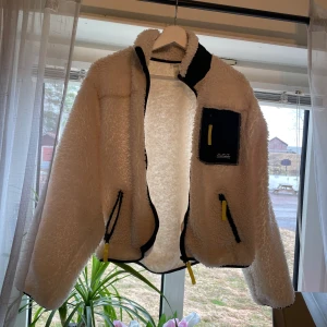 Teddy jacka - Teddy jacka från hm  170kr inklusive frakt❣️ storlek xs men skulle säga att den är mer som en s