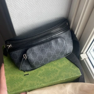 Gucci bag  - Helt ny har aldrig använt den den har bara sutit hemma och säljer bra pris den kostar 4000 med box och påse äkta 