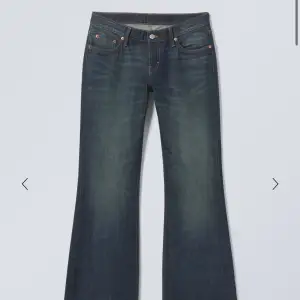 mörkblåa weekday jeans i modellen nova som är använt fåtal gånger. väldigt lågmidjade. nypris 600!