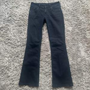 Så snygga mörkblåa jeans från Pepe Jeans😍Nyskick! Storlek 26/32. Nypris 950kr, mitt pris 390kr+frakt. Skriv vid intresse eller frågor!!❤️❤️
