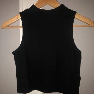 Svart topp - Fin, svart topp i storlek S. Bra skick och inte använd så mycket. Väldigt bekväm och sitter bra på🤍