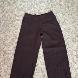 Lågmidjade Mjukisbyxor - säljer dessa byxor därmed dem kom aldrig till användning! helt nya