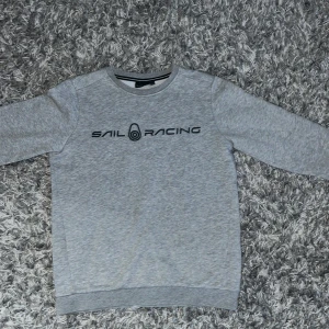 Sail racing tröja - Säljer denna fina tröja pgd för liten i storleken men den är i perfekt sick💘