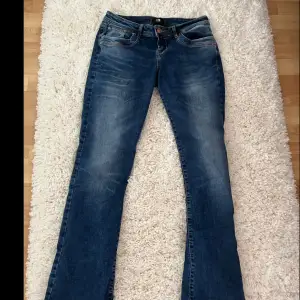 Jättefina jeans från ltb i modellen valerie, aldrig använda 💞 skriv för fler bilder