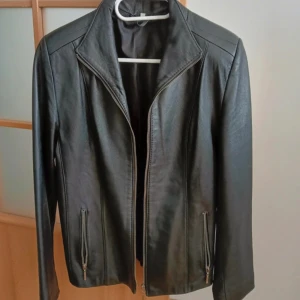 Vintage jacka i läder  - Snygg trendig svart läderjacka i stl m (38). Köptes second hand och är i bra skick. 