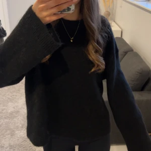 Stickad tröja  - Säljer denna svarta stickade tröja från Gina, den är använd fåtal gånger och den är i bra skick. Den är helt slutsåld,skrev privat för mer bilder eller frågar🥰