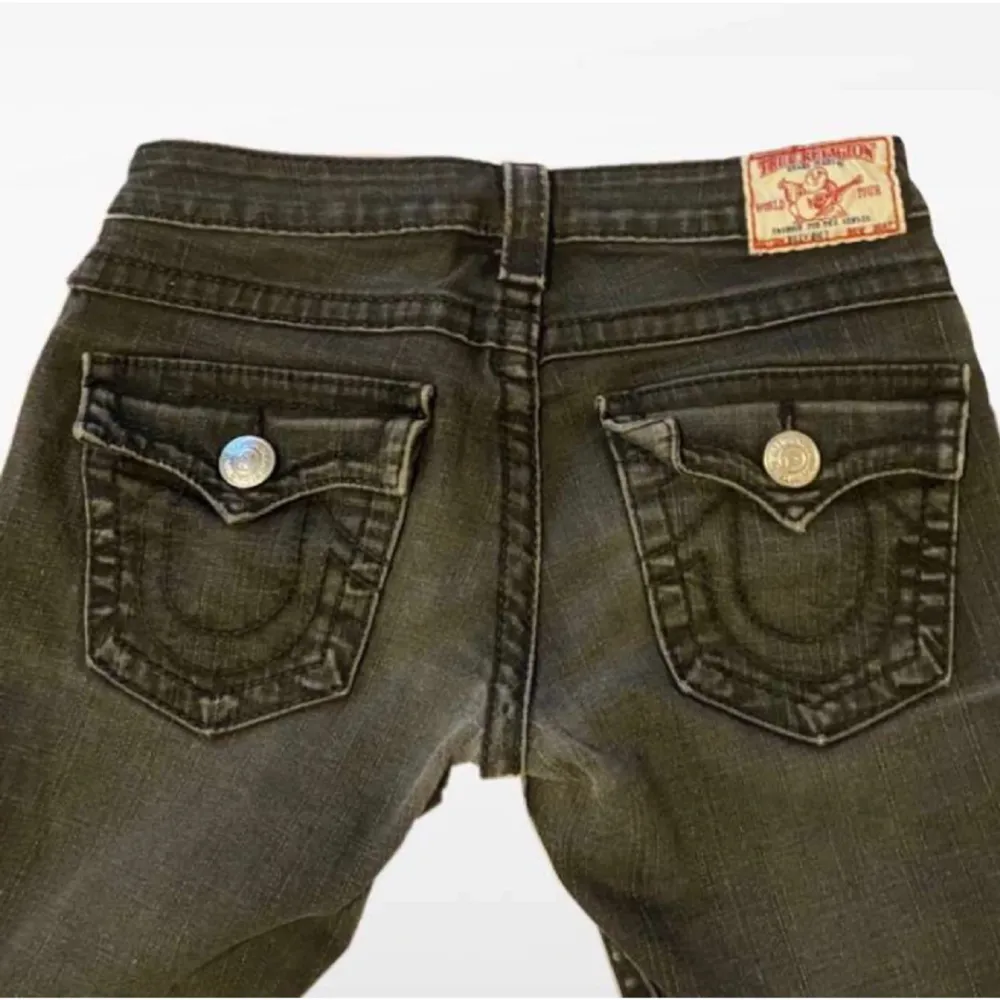 Gråa lowrise bootcut true religion jeans i storlek w27, väldigt bra skick! Inga hål, fläckar osv. Köpte de här på plick men de va för små, så har inte använt dom💕 midjemåttet är ungefär 40cm Pris kan diskuteras!. Jeans & Byxor.