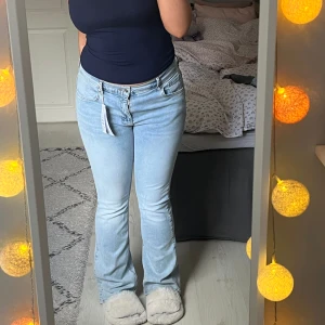 Gina Tricot low waist jeans  - Helt nya jeans från Gina Tricot med lappen kvar. Säljer pga gillade inte färgen och tappa bort kvittot🥲 Pris kan diskuteras🫶