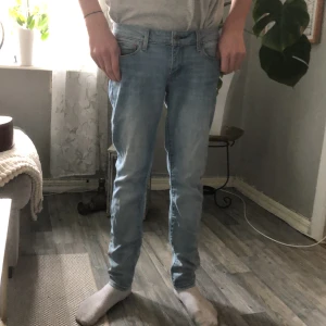 Levi’s jeans - Slim fit, passar för 180-184 (längd) bra skick, gammal model, använt 2/3 gånger, slight curve 29 skinny.