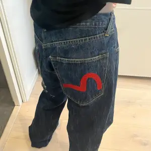  Evisu jeans med broderad fågel
