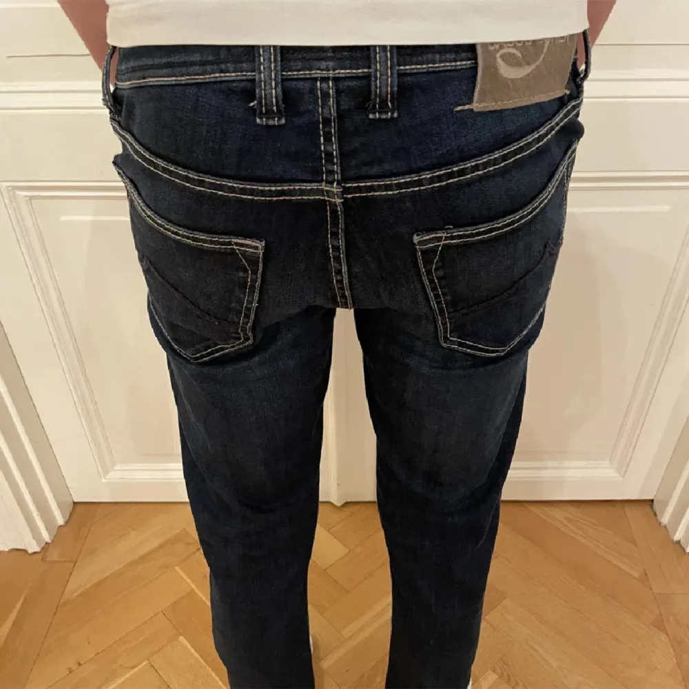 Ett par trendiga och snygga Jacob Cohen jeans i färgen marinblå. Dessa är storlek 32/32. Nypris för dessa är runt 3000-4000. Mitt pris 1099. Jeans & Byxor.