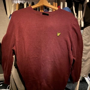 Lyle n scott - Den är andvönd 2 gånger och annars har den legat i en låda, den är som om man skulle beställt den exackt som ny. Den är exackt som den storleken den säger att den är så den är inte lite mindre eller lite större 