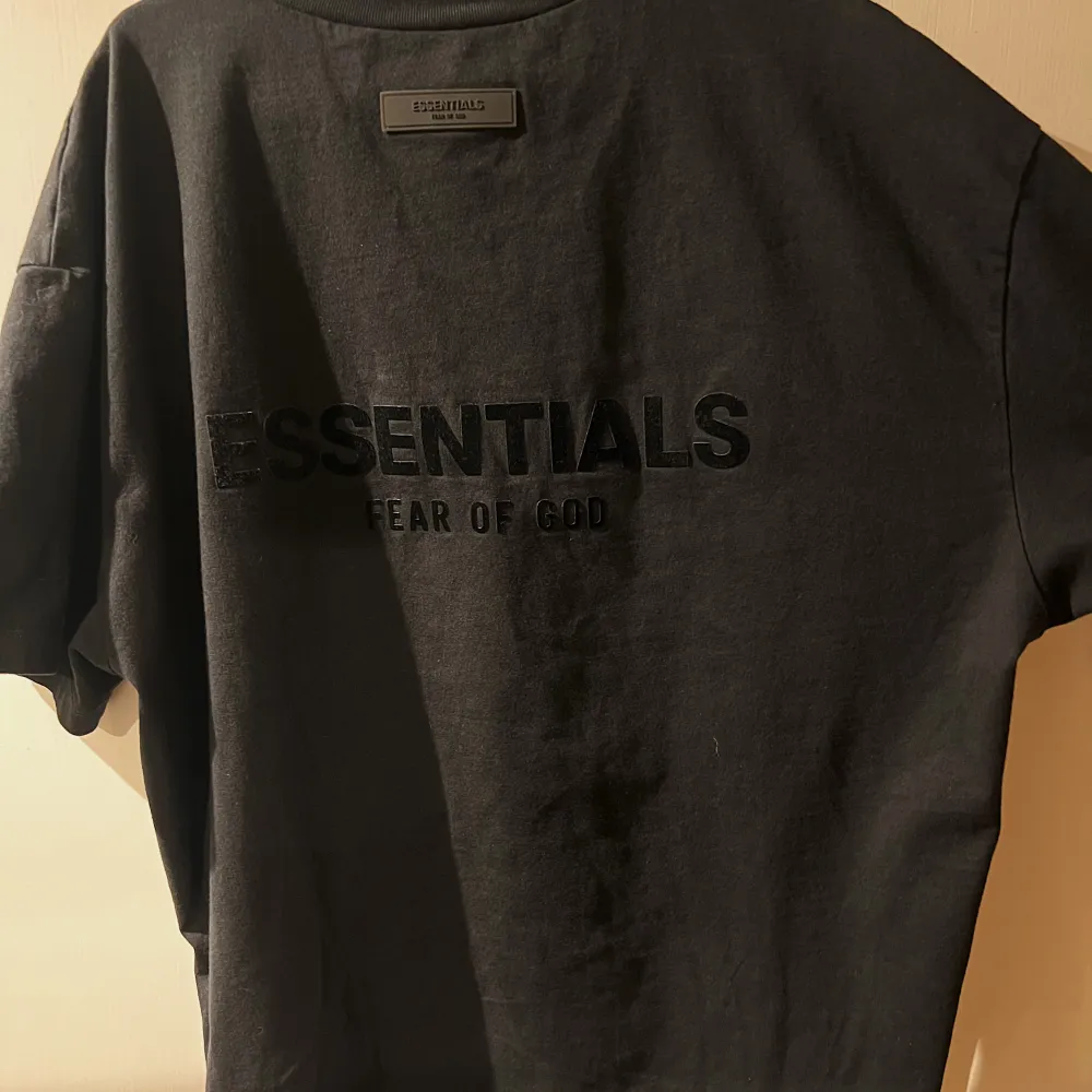 Säljer min Essential t-shirt då den aldrig används. Cond 9/10 använd 3 gånger. Påse + tags medföljer. Pris kan diskuteras vid snabb affär.  Jag är 190 cm lång, se passform på bild 4. Nypris 1200 kr . T-shirts.