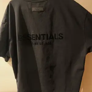 Säljer min Essential t-shirt då den aldrig används. Cond 9/10 använd 3 gånger. Påse + tags medföljer. Pris kan diskuteras vid snabb affär.  Jag är 190 cm lång, se passform på bild 4. Nypris 1200 kr 