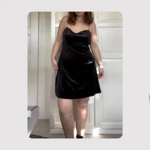 intressekoll!! klänning - intressekoll!! klänning i velour med strassband från h&m, hade på nyår för typ 2 år sen