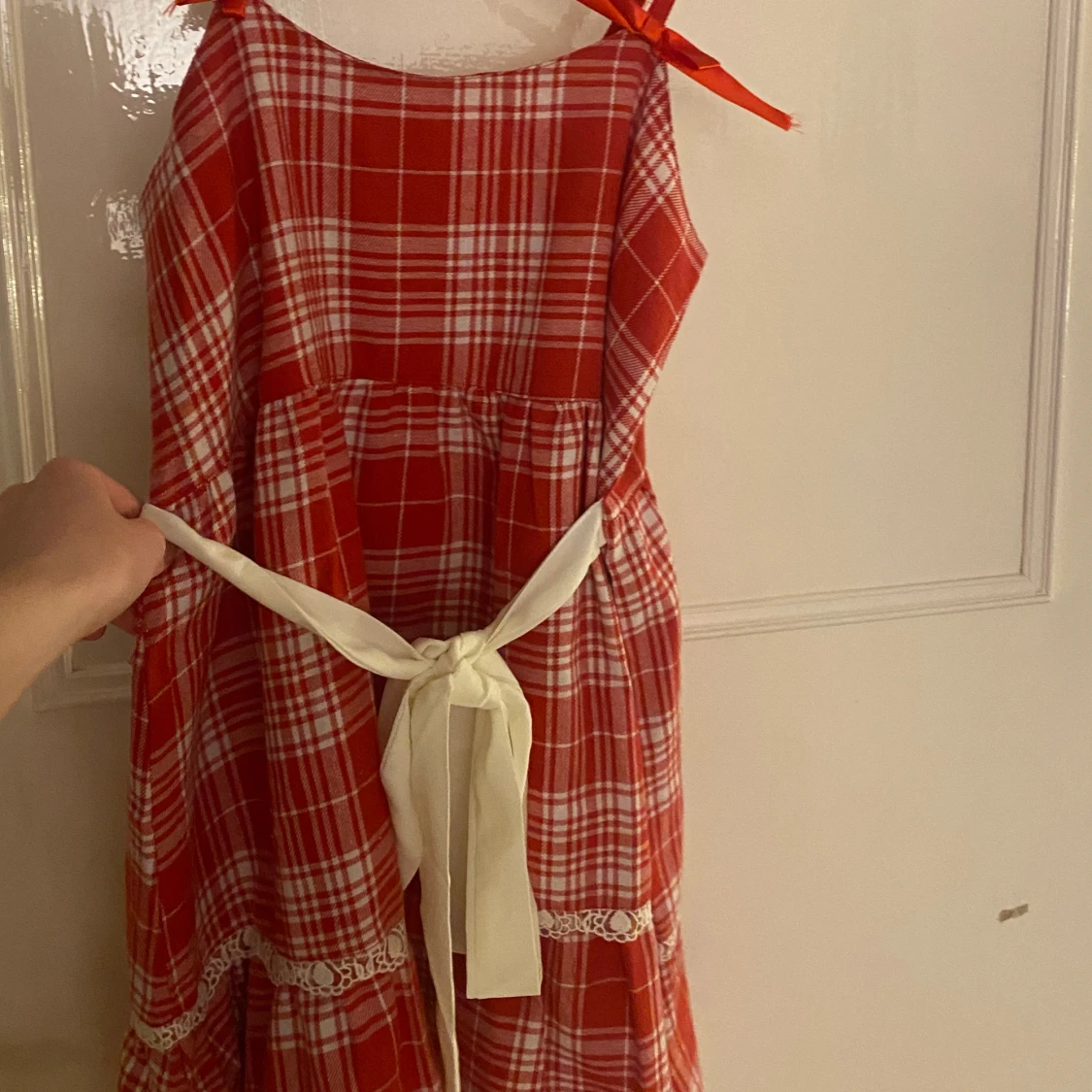 Röd klänning med detaljer  - 91