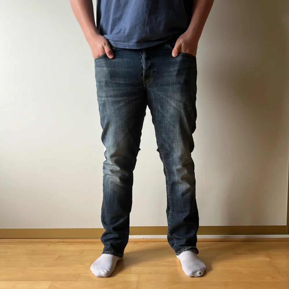 Hej jag säljer ett par snygga G-star raw jeans 3301 Straight i storlek 33/32[ Jeansen är använda men väl omhändertagna. Skick 7/10, Nypris cirka 1000:- mitt pris: 249:-. Jeans & Byxor.