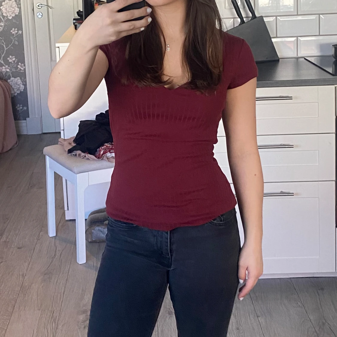 Röd urringad tröja 