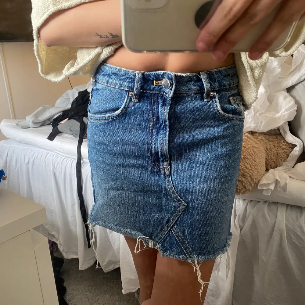 Super fin jeans kjol. Vet tyvärr inte storlek men skulle gissa på XS å under.  100kr + frakt Tryck gärna på köp direkt❤️. Kjolar.