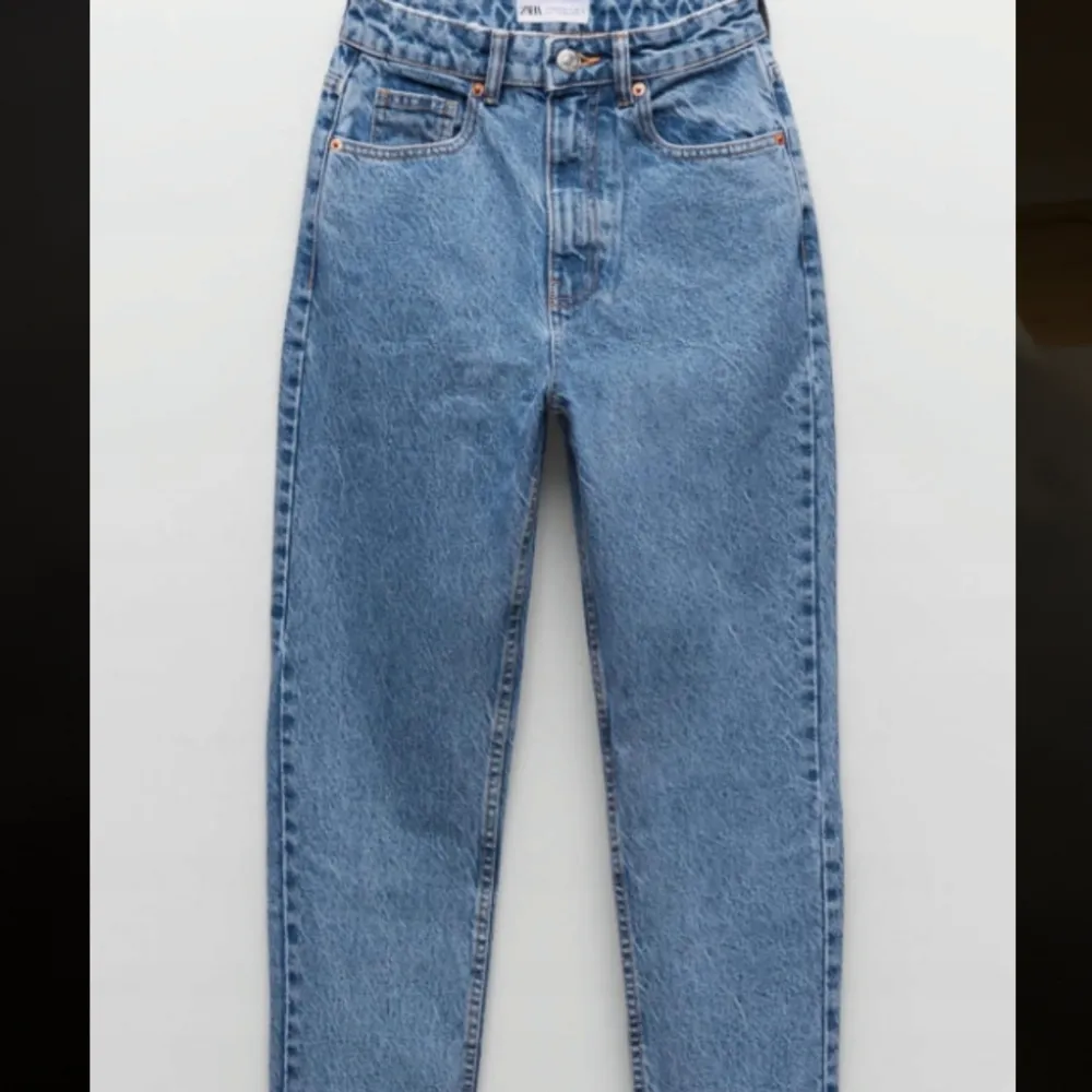 Säljer dessa zara mom jeans i super skick! Storlek 34/Xs 👖🔥. Jeans & Byxor.