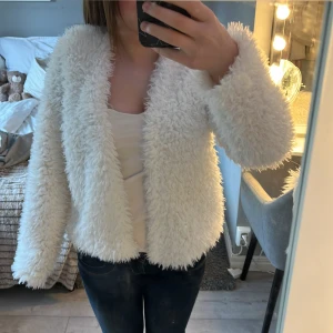 Fluffig jacka - Söt cardigan från Gina 